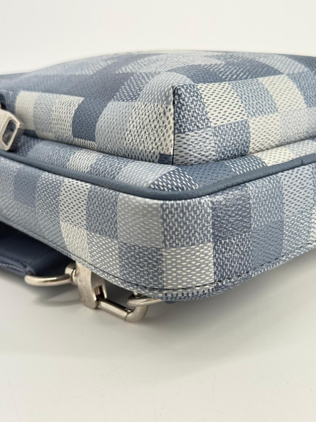 Louis Vuitton Avenue PM Slingbag