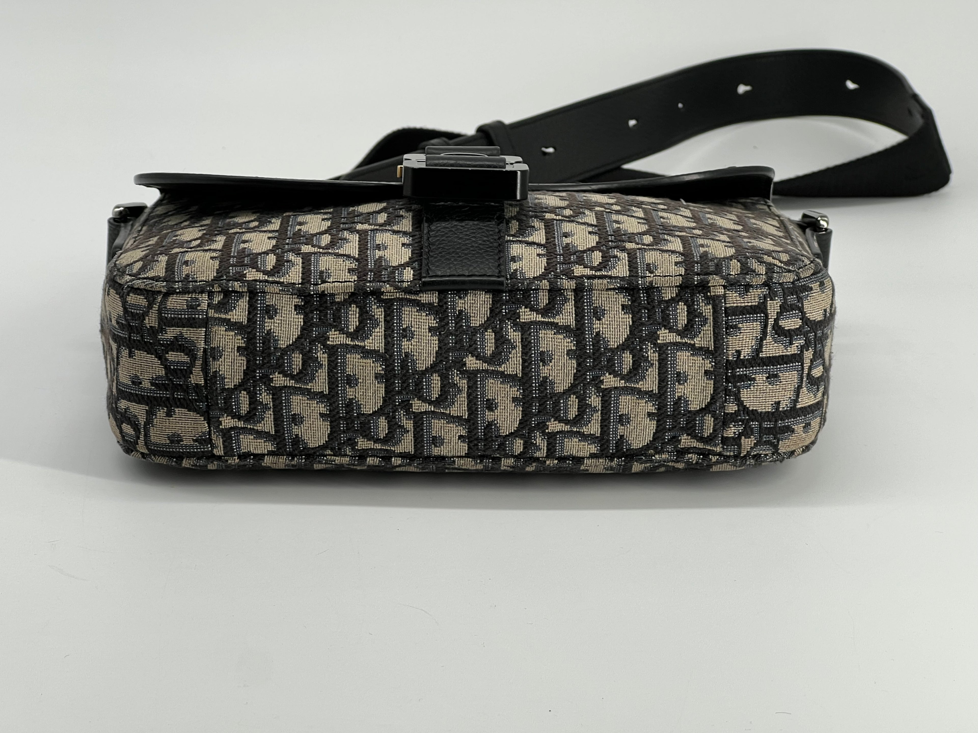 Dior Saddle Small Messenger Bag in Dark Blue Dior Oblique Jasquard Canvas