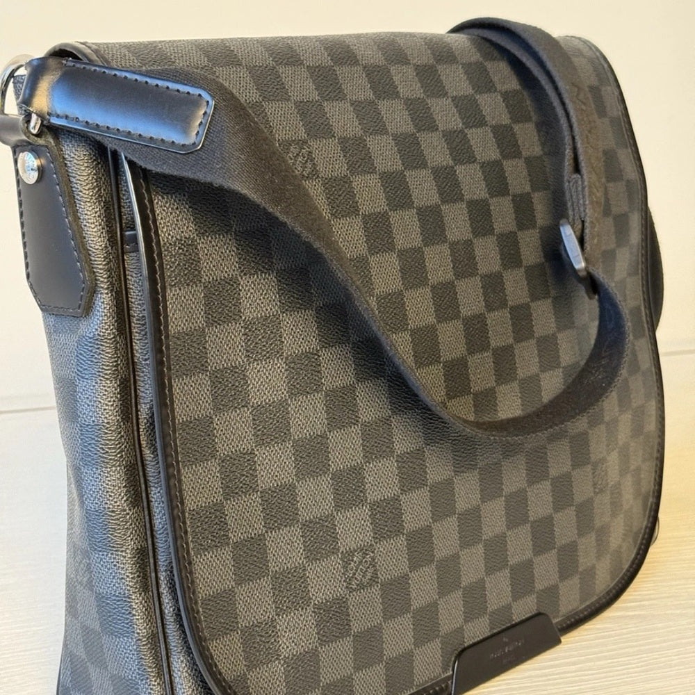 Louis Vuitton Daniel Messenger Bag Damier Graphite MM
