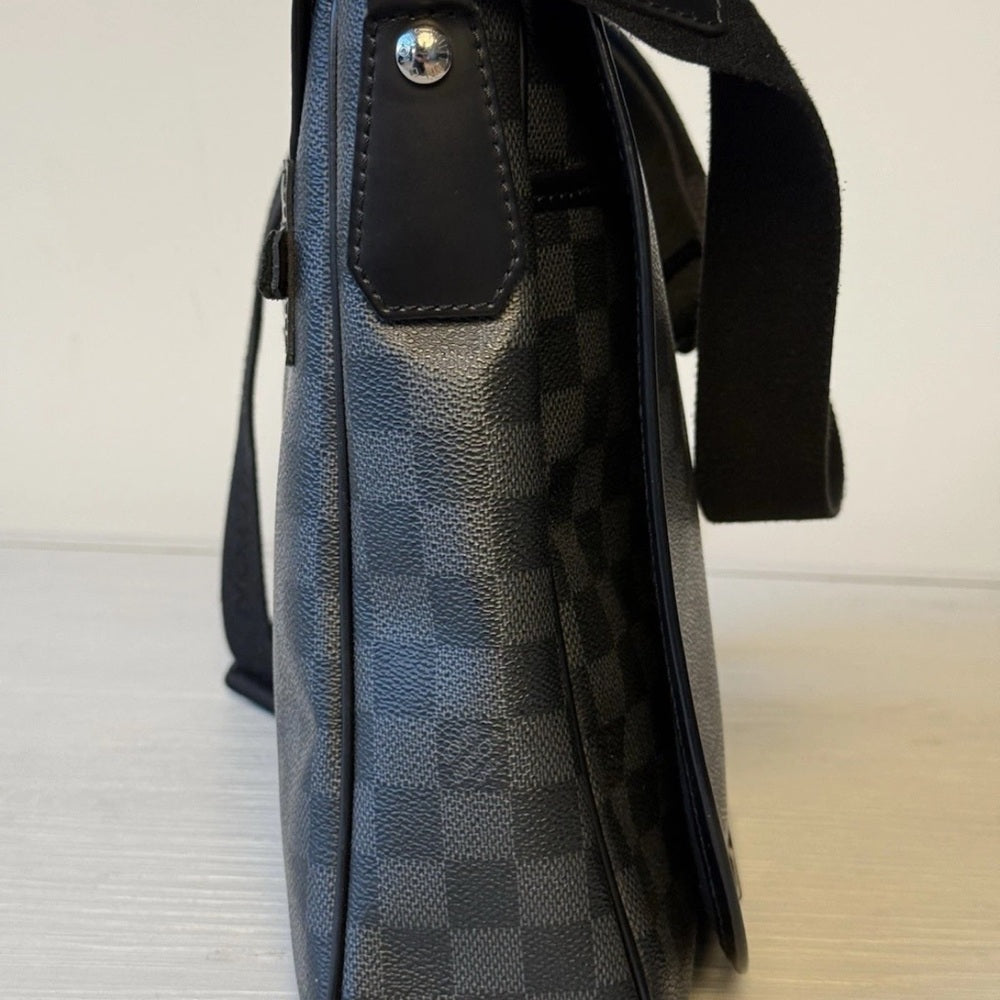 Louis Vuitton Daniel Messenger Bag Damier Graphite MM