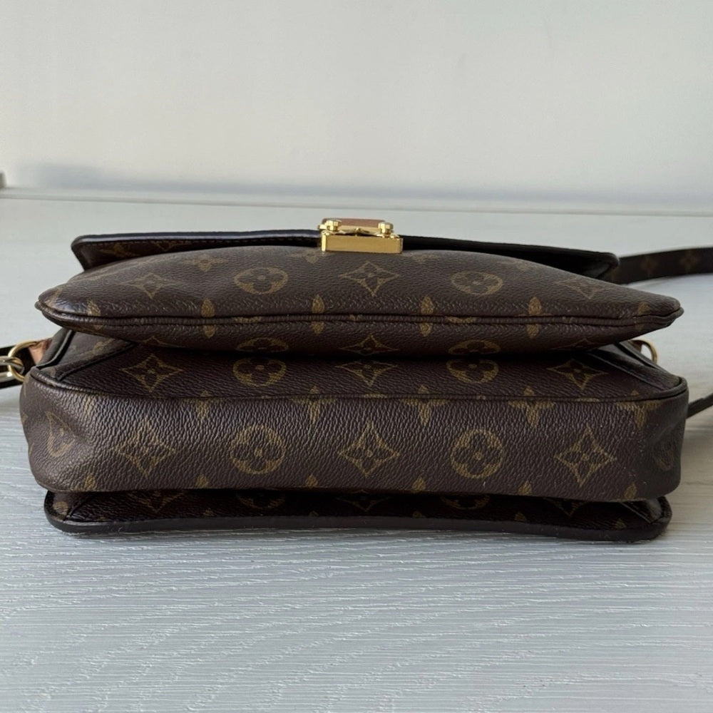 Louis Vuitton Pochette Métis Shoulder Bag Brown Canvas
