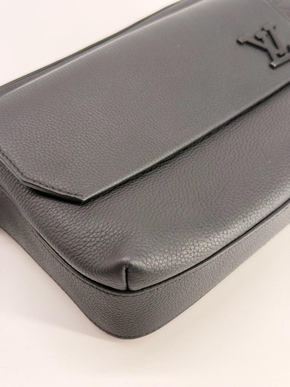 Louis Vuitton Calfskin Aerogram Fastline Messenger Bag Black