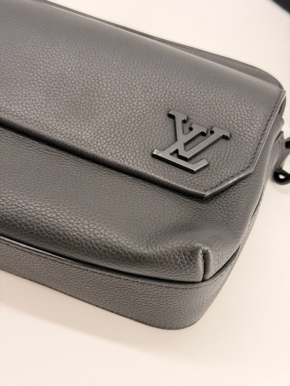 Louis Vuitton Calfskin Aerogram Fastline Messenger Bag Black